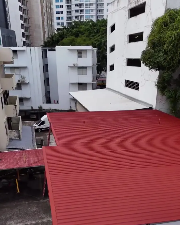 Techo de zinc rojo terminado en El Cangrejo