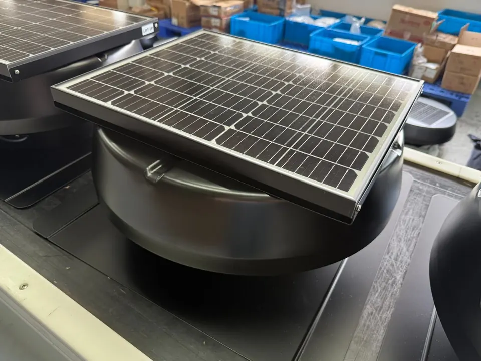 Extractor solar de calor con panel integrado