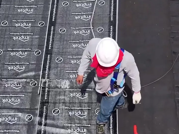 Técnico de Panamax con arnés instalando membrana impermeable